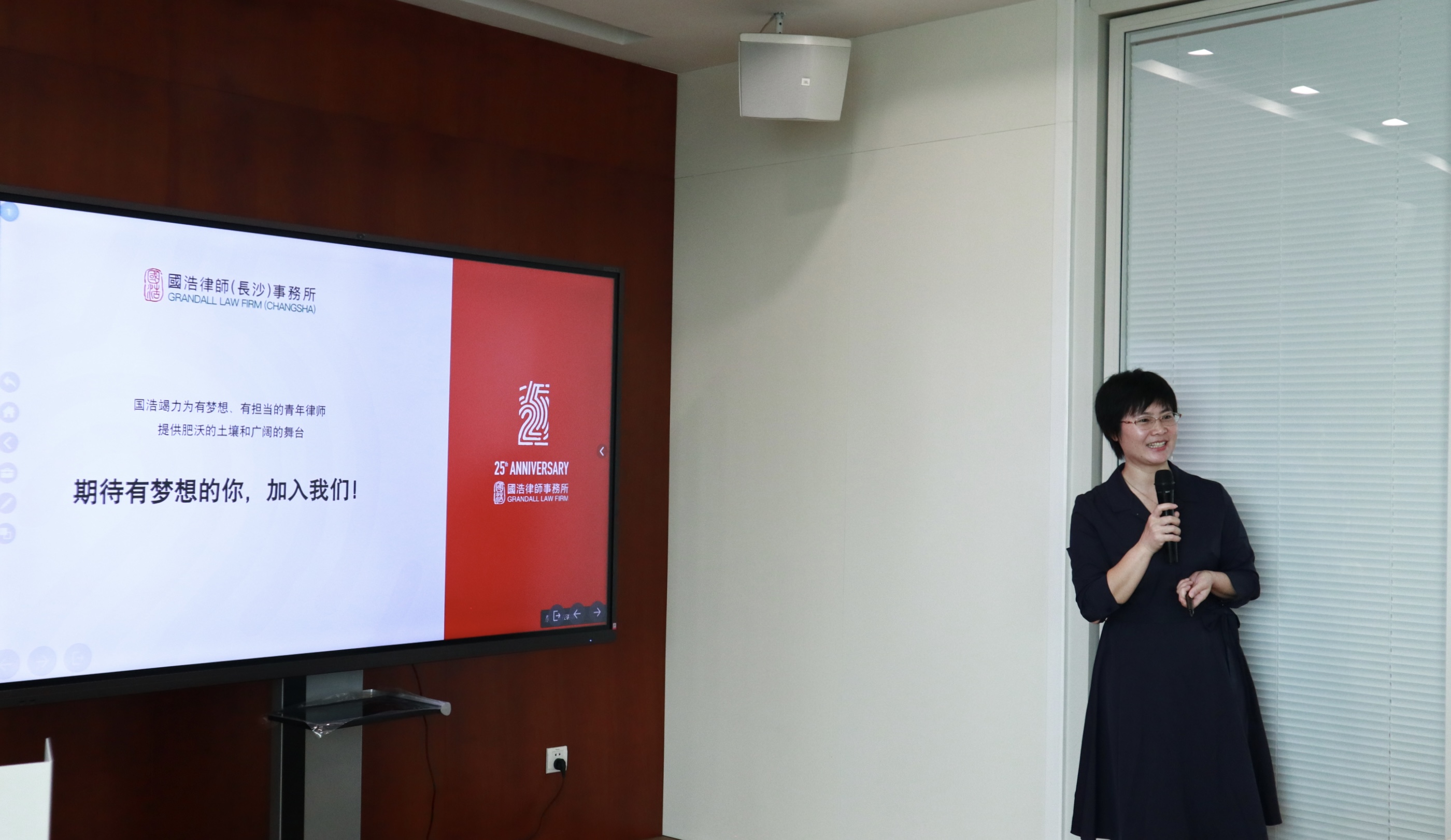 唐霞律師.jpg 唐霞律師.jpg