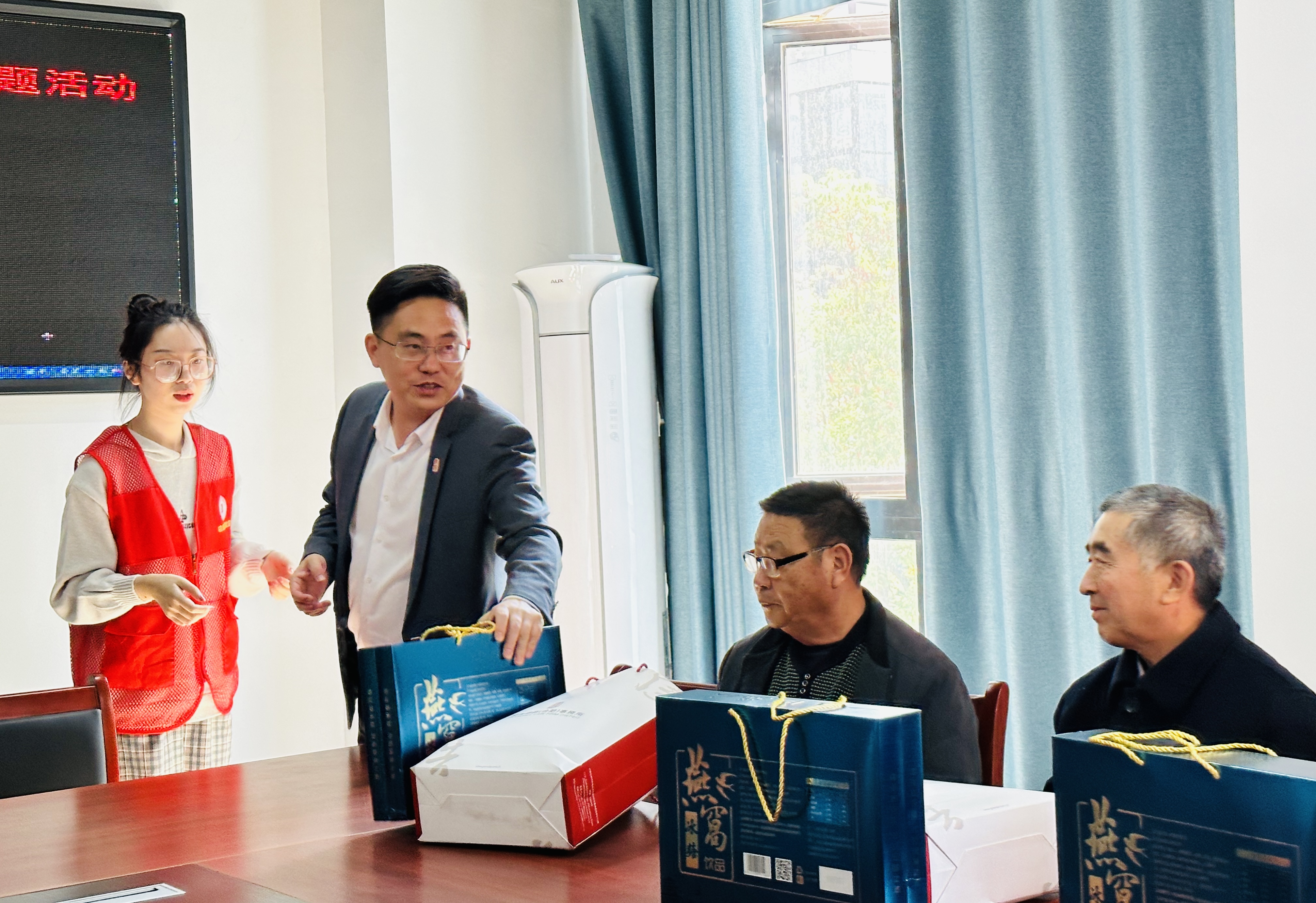 發(fā)放慰問品 (2).jpg