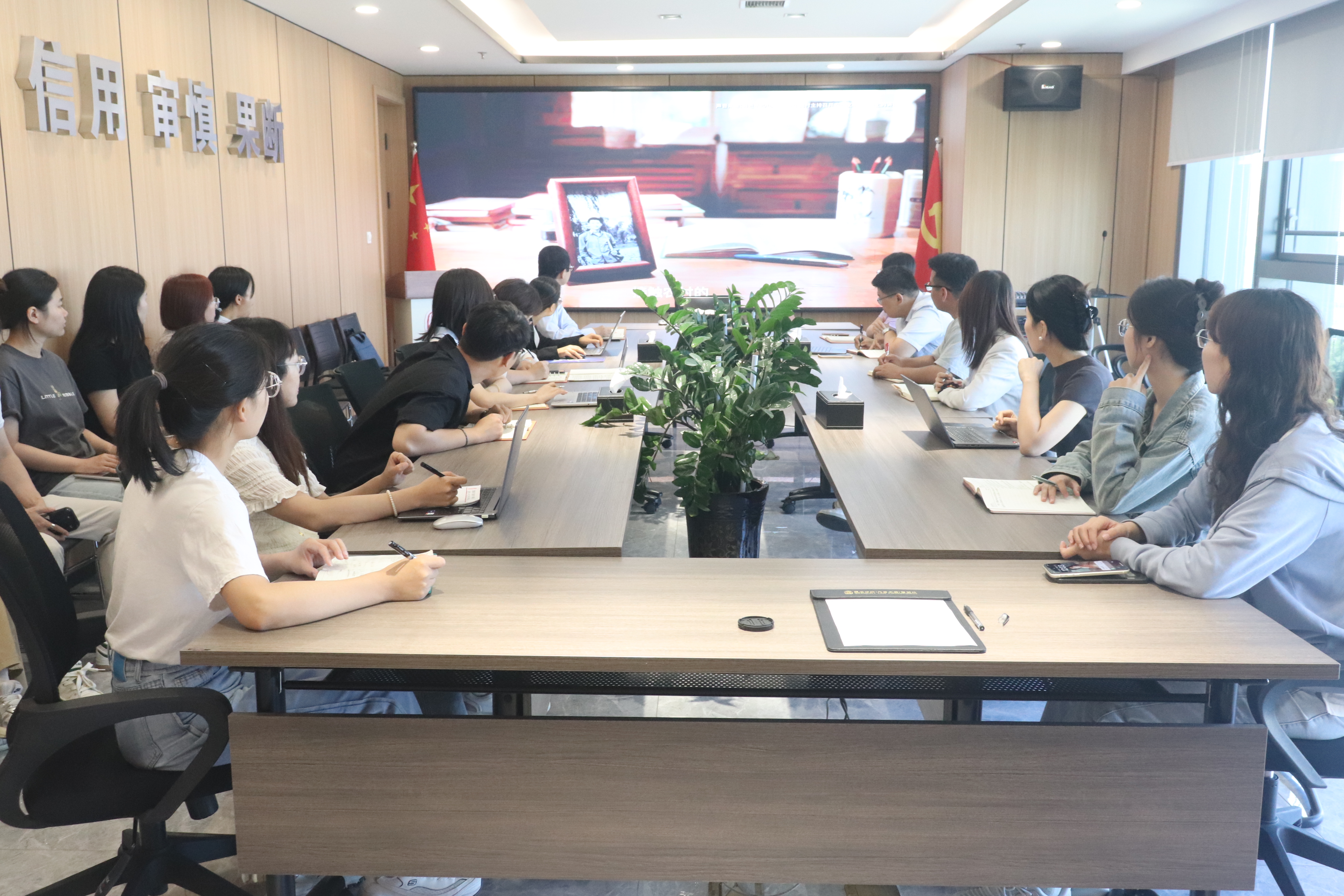 國浩烏魯木齊黨支部深入學習黨的第二十屆三中全會精神照片 (1).JPG