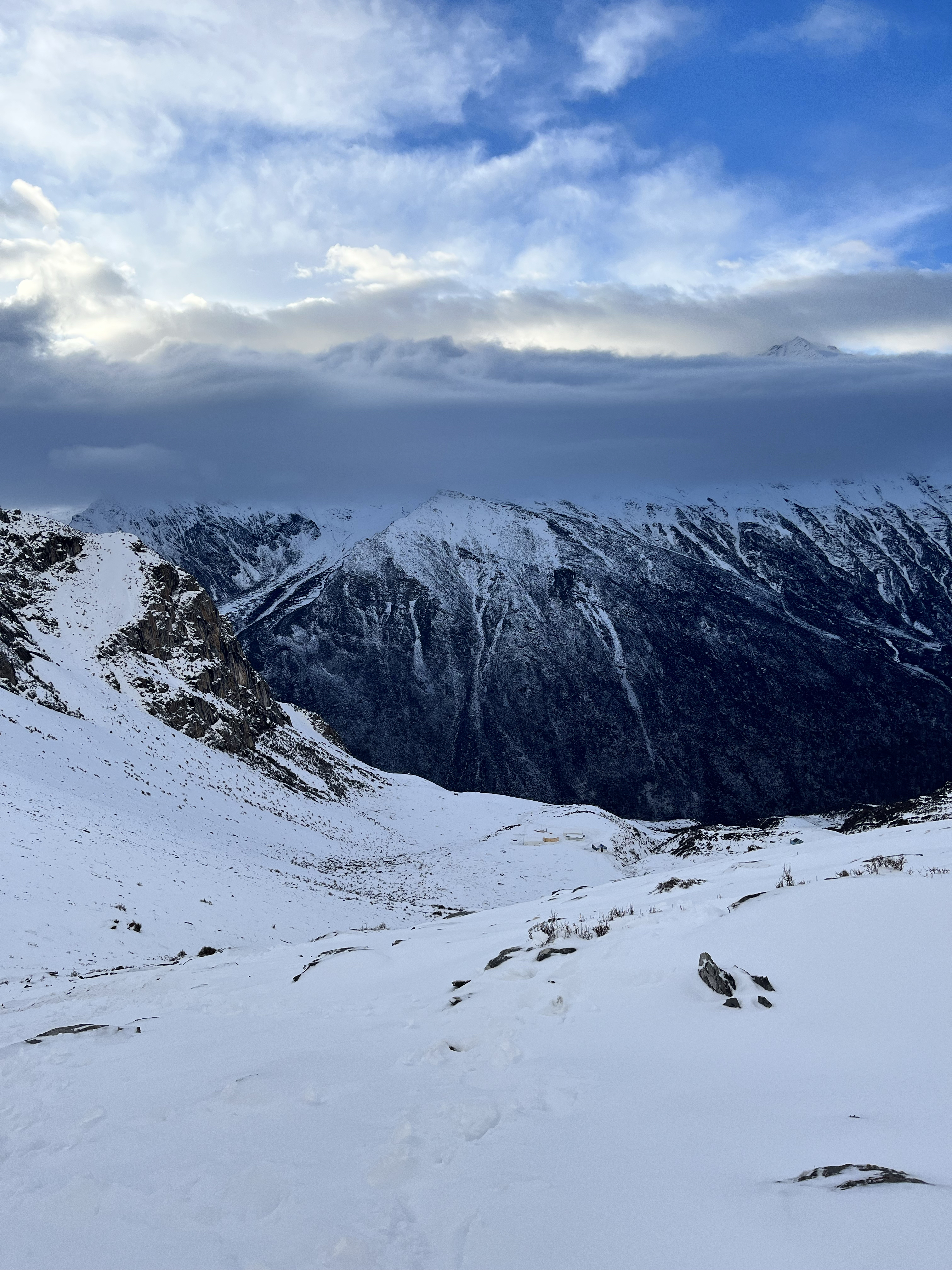 28.拂曉+四姑娘山二峰大本營(yíng)+徐培宸.jpg 28.拂曉+四姑娘山二峰大本營(yíng)+徐培宸.jpg